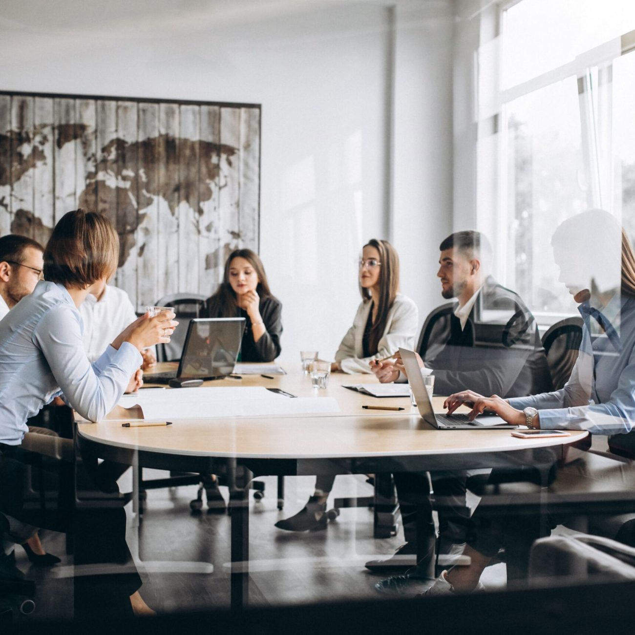 grupo-personas-trabajando-plan-negocios-oficina (1)